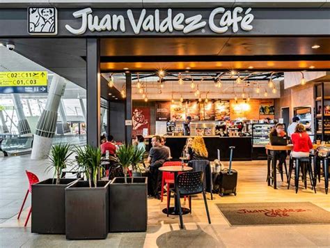 For instance, a 20 oz cup of Americano is $3.65 at Starbucks and $3.40 at Juan Valdez. Juan Valdez, therefore, wins since it is slightly more affordable than Starbucks. Beverage Sizes. Juan Valdez offers drinks in three cup sizes, including 12, 16, and 20 oz. On the other hand, Starbucks offers drinks in 5 cup sizes, including 8, 12, 16, 20 ...